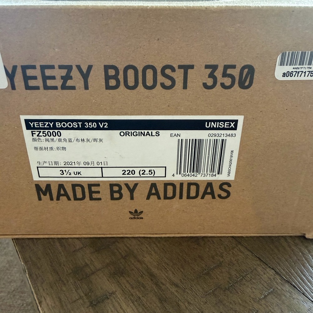 Adidas Yeezy Boost 350 V2 Box